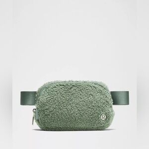 Everywhere Belt Bag Fleece - Grey Eucalyptus Silver